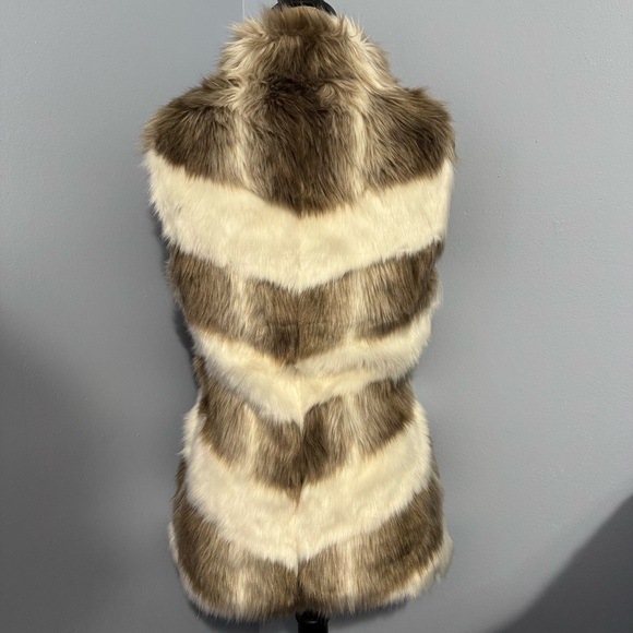 WHBM Faux Fur Vest - Picture 4 of 12